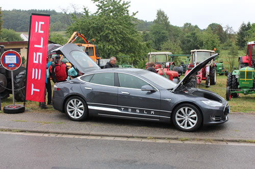 Dorffest 2015 - Tesla und Traktoren